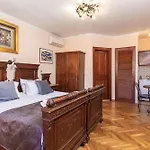 Amoret Apartments