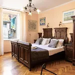 Amoret Apartments