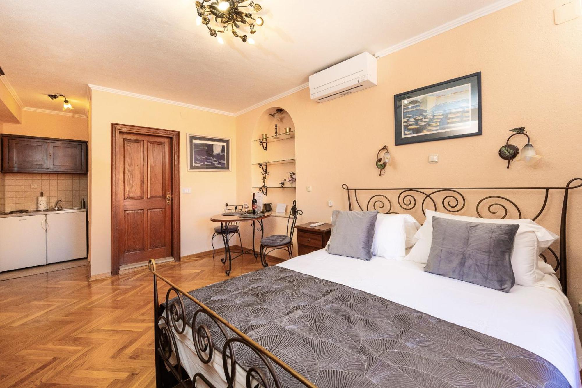 Amoret Apartment