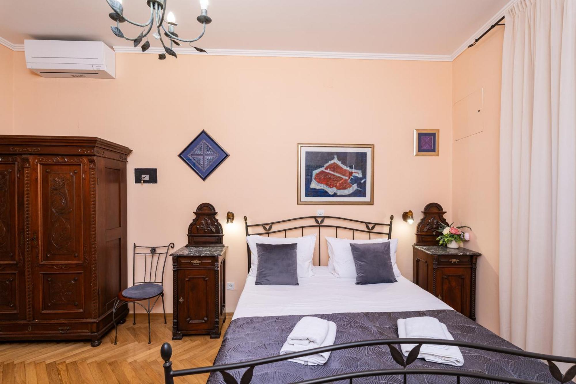 Amoret Apartment